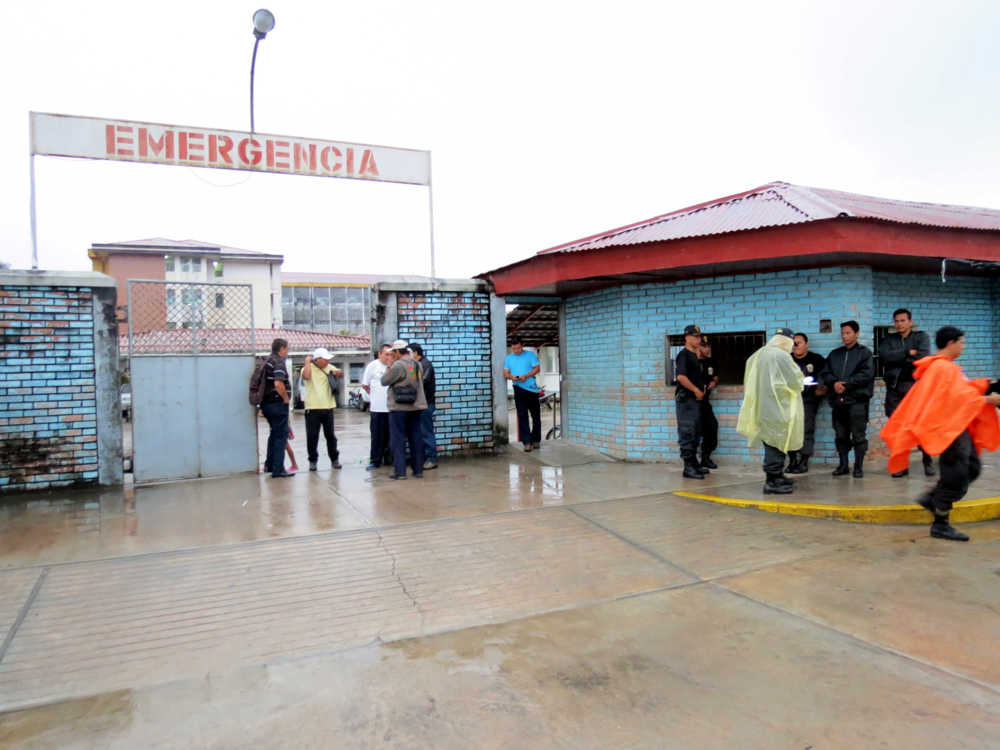 Policía resguardó ingreso de entrada a la sala de emergencia