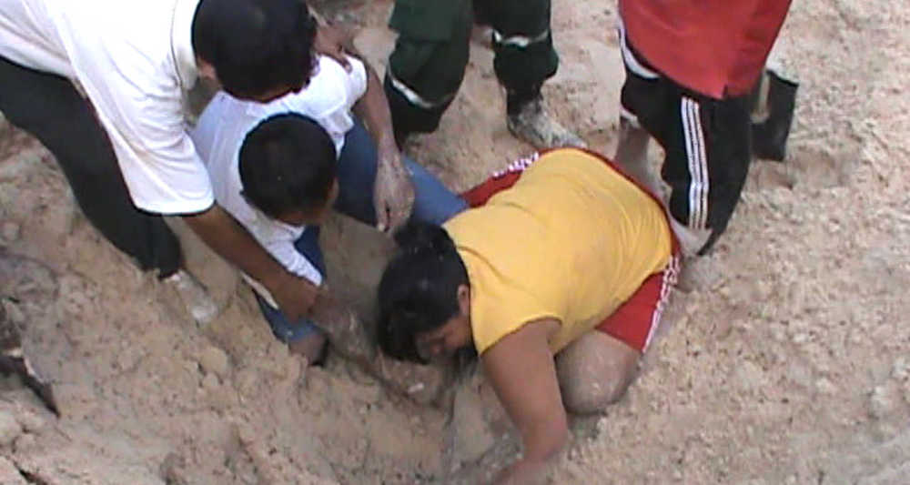 Adolescente muere tras ser enterrado con montículo de arena