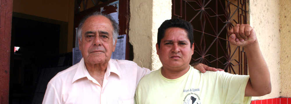 Dr. Américo Menéndez Rojas, presidente del Frente Patriótico de Loreto, acompañado del secretario de prensa Prof. César Coral.