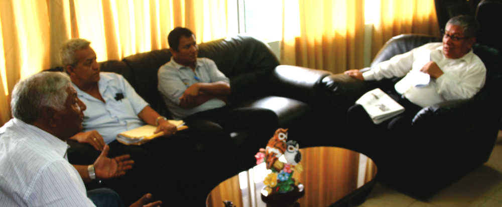 Presidente del Poder Judicial escuchando al secretario de la CGTP y trabajadores de DIREPRO.