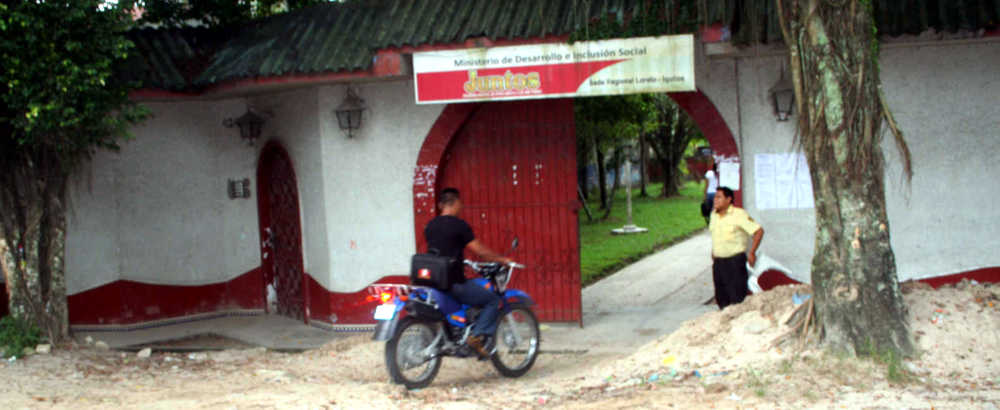 Trabajador de «Juntos» ingresa al local ubicado en el distrito de San Juan, foto fue captada el día de ayer a las 7 y 40 am.