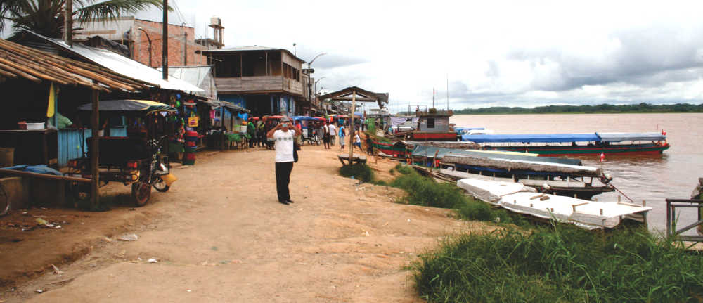 Extranjeros se arriesgan al bajar en un puerto tan informal como el de Nauta.