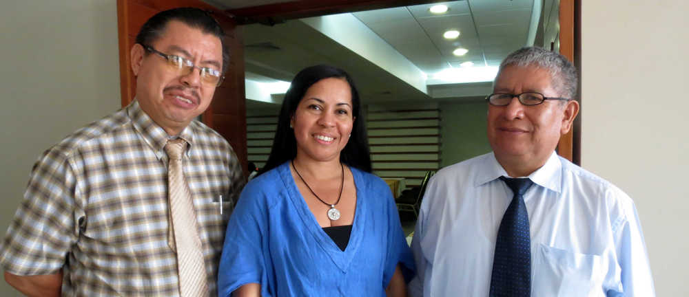 Autoridades de la Corte de Loreto (Dr. Carlos del Piélago – ODECMA y Dr. Wilbert Mercado – CSJL) y Dra. Pilar Martínez, encargada de la Implementación del Plan Anticorrupción Forestal.
