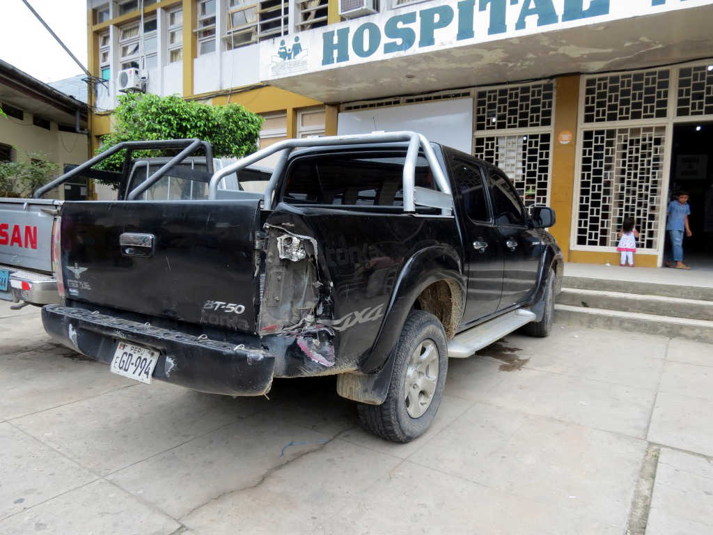 Furgoneta impacta camioneta de la Marina de Guerra del Perú