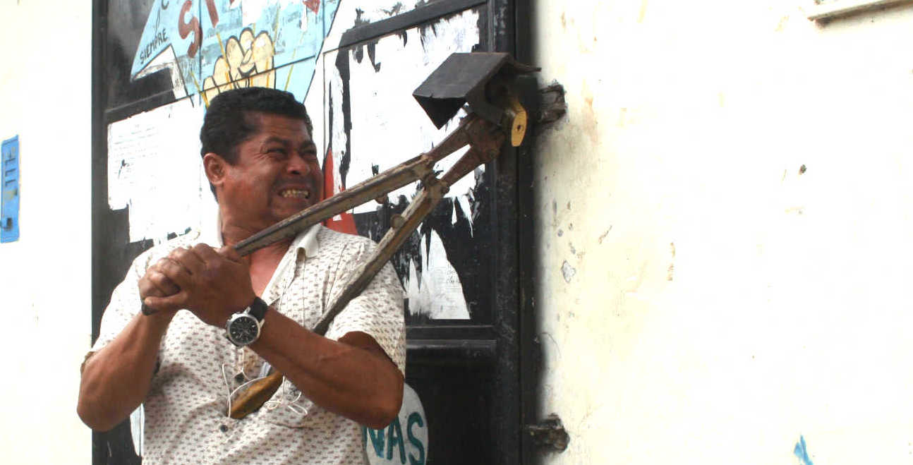 Ex secretario del Sitase Willy Rodríguez, rompió candado para que salgan sus compañeras.