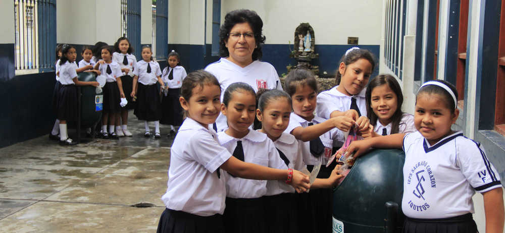 Alcaldesa de Maynas entrega contenedores de residuos sólidos a centros educativos