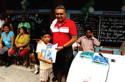 Alcalde de Punchana entrega útiles escolares