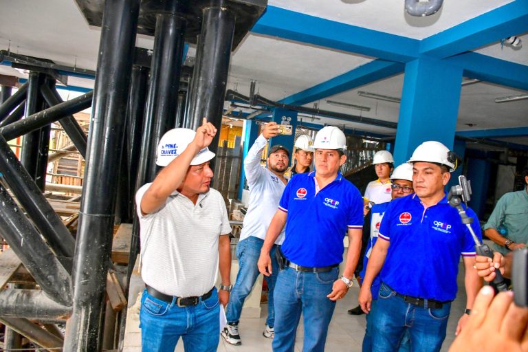 Gobernador regional René Chávez y director ejecutivo del Opipp verificaron construcción del moderno Mercado de Productores