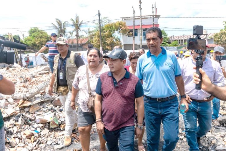René Chávez lleva ayuda a familias afectadas por incendio en Punchana