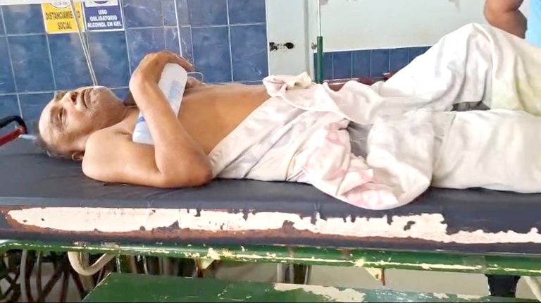 Vecinos de la calle Bolívar piden rescatar a anciano que vive en la intemperie