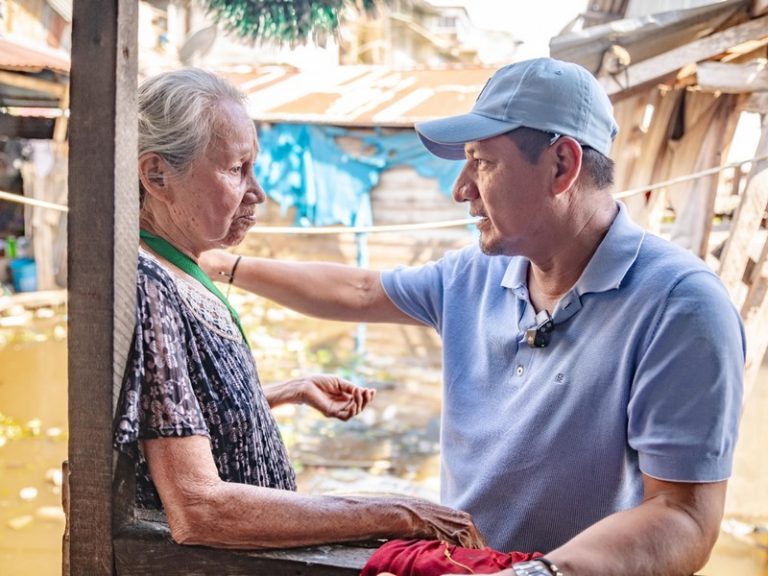 René Chávez dispone la reconstrucción de la vivienda de la señora Rosa, una adulta mayor de 75 años que vive con su perrita