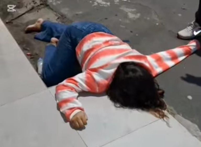 Joven sufre accidente y choca contra un árbol