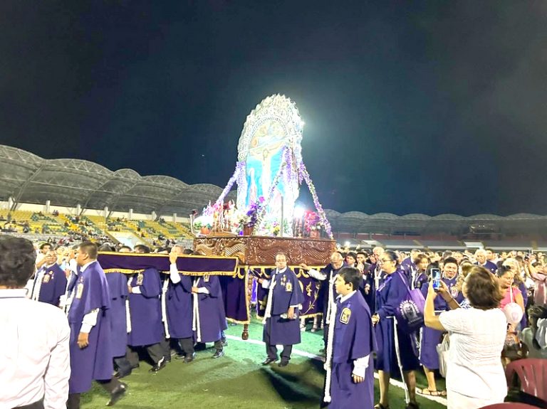 Cientos de fieles participaron en misa vicarial en honor al Señor de los Milagros