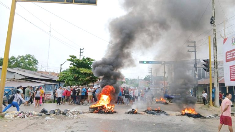 Vecinos bloquean la avenida La Participación en protesta por disputa de terreno