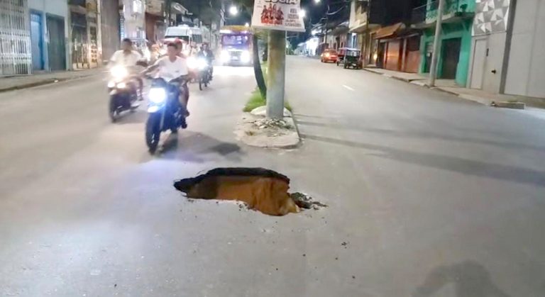 Hundimiento de pista en la calle Aguirre genera alarma entre vecinos y conductores