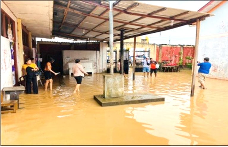 Inundación pluvial afecta colegio de primaria en Requena