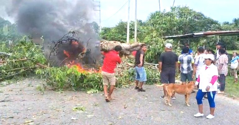 Moradores de Rumococha bloquean carretera en protesta por ampliación de cementerio