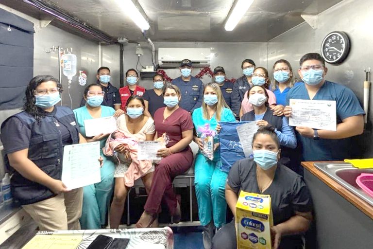 Gestante kichwa da a luz de manera segura a bordo de la PIAS Napo en Loreto