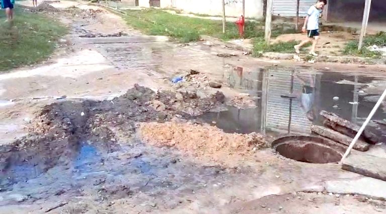 Desagüe colapsa y perjudica a vecinos del AH Manuel Cardozo