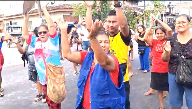 Vendedores de La Norteñita bloquean la Calvo y exigen fin de obras paralizadas