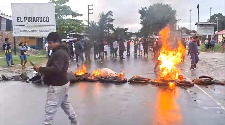 Padres bloquean carretera Iquitos–Nauta exigiendo construcción del colegio de Quistococha