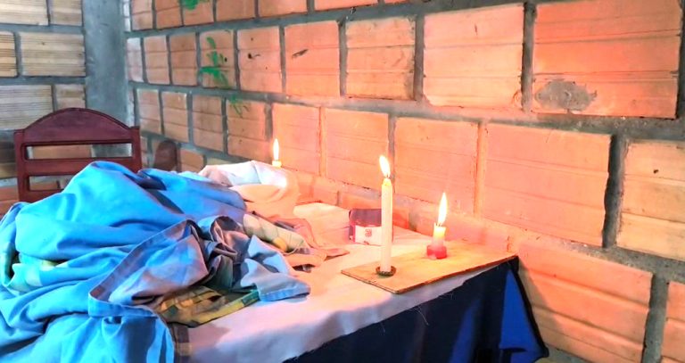 Madre veló a su bebé sobre una mesa por falta de recursos y pidió apoyo solidario