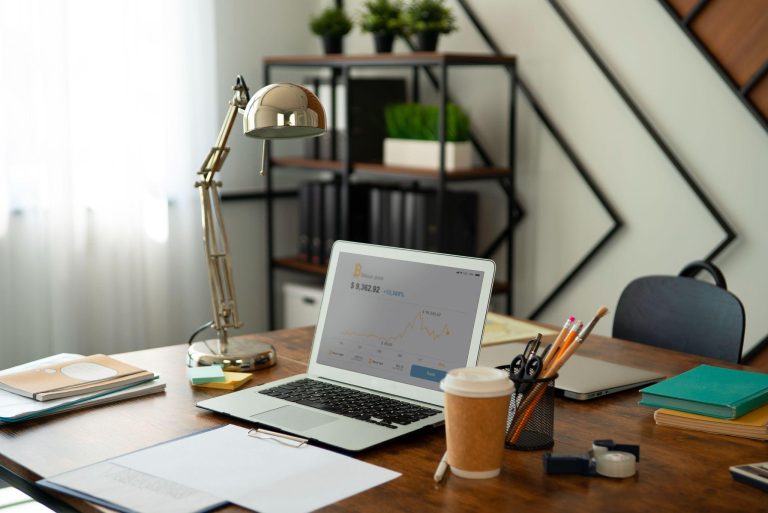 ¿Qué accesorios para escritorio no deben faltar en un espacio funcional y productivo?