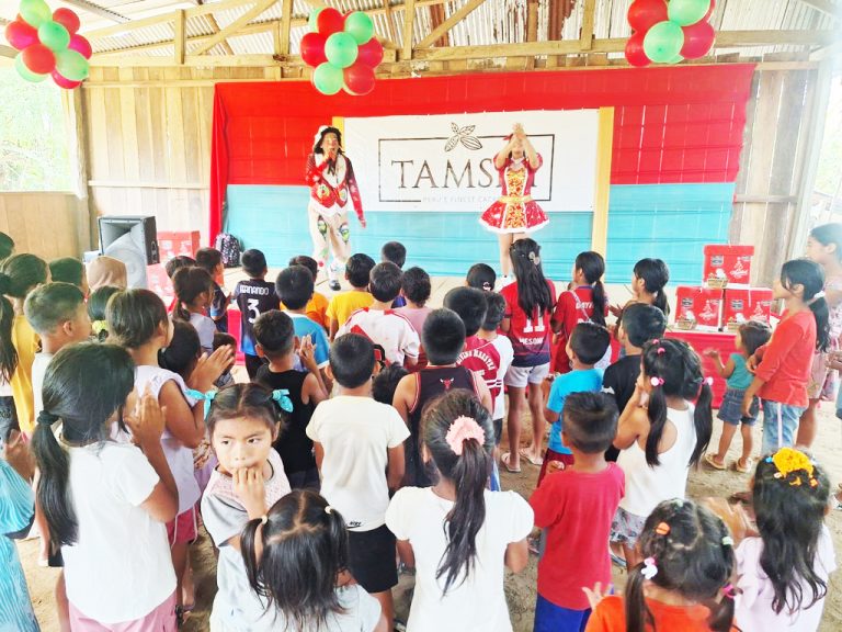 TAMSHI lleva la magia de la Navidad a más de 1,000 niños de comunidades de Fernando Lores