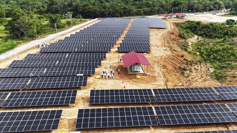 Con energía solar en Tamshiyacu, Electro Oriente impulsa un sistema sostenible y seguro