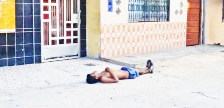 Hallan a joven en estado de vulnerabilidad en vía pública