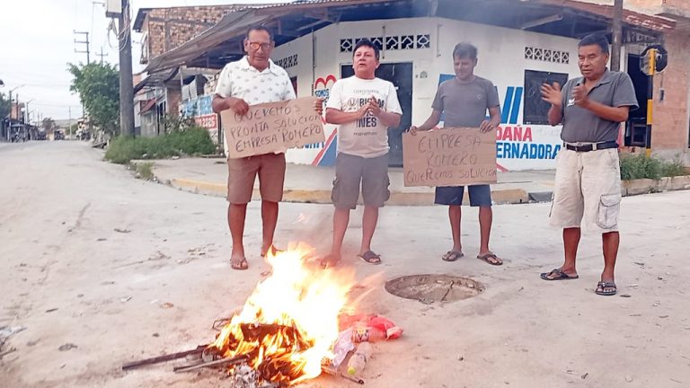 Vecinos del A.H. 18 de Octubre protestan por colapso de desagües tras obra de alcantarillado