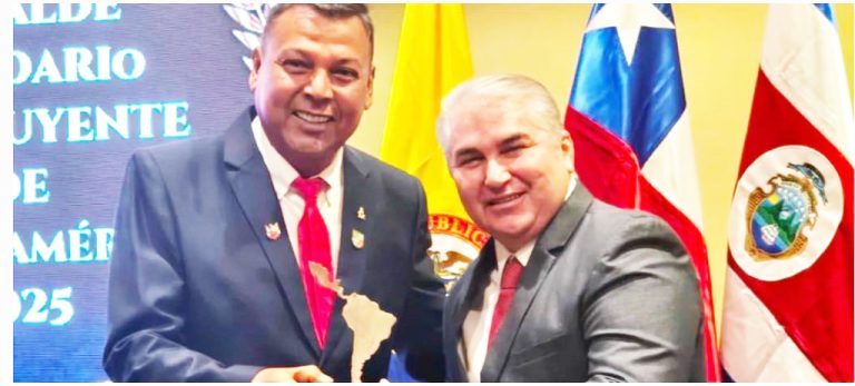 Alcalde Julio Kahn Noriega recibe premio “Alcalde solidario e incluyente de Latinoamérica 2025”