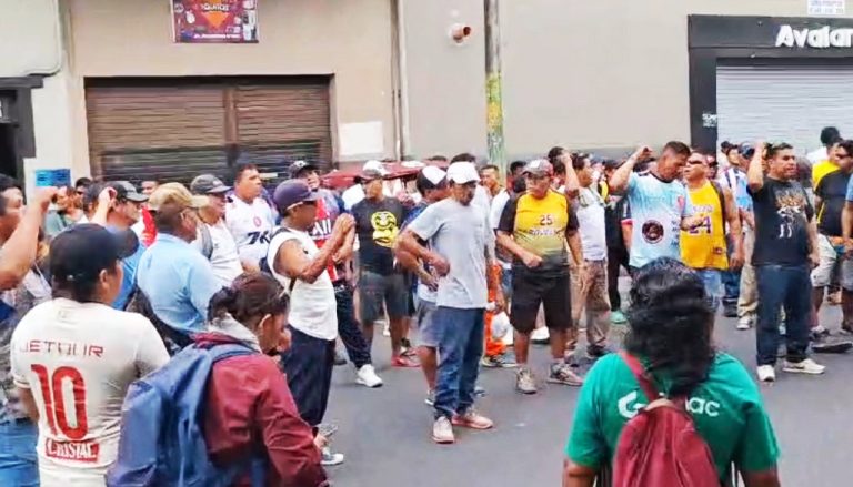 Trabajadores de Construcción Civil protestan frente a sede de Criminalística por presunta exclusión en obra