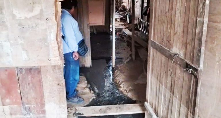 Hombre vive entre aguas servidas por presunta mala ejecución de obra en Belén