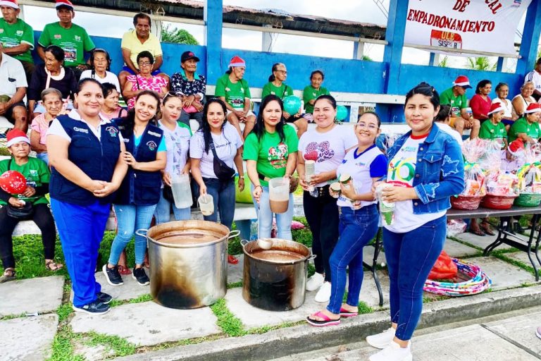 Camaradería en chocolatada con adultos mayores en Caballococha