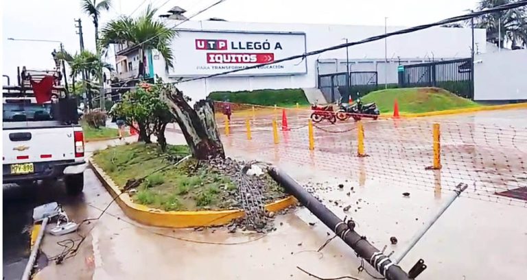 Vehículo derriba poste y deja sin luz a sector de la avenida Quiñones