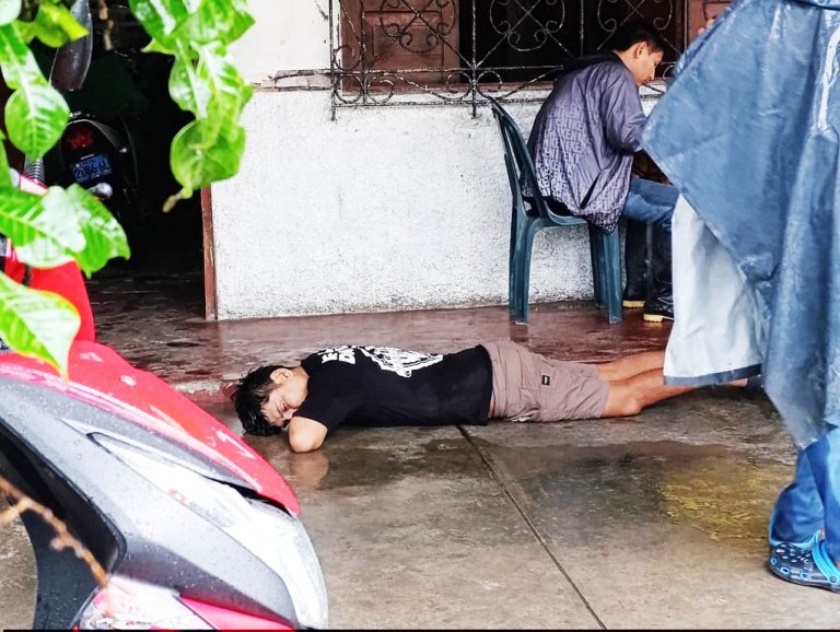 Joven es hallado inconsciente en la vía pública