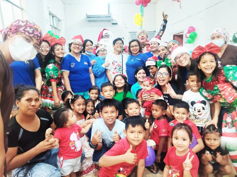 Actividad navideña llena de alegría el área de Pediatría del Hospital Iquitos