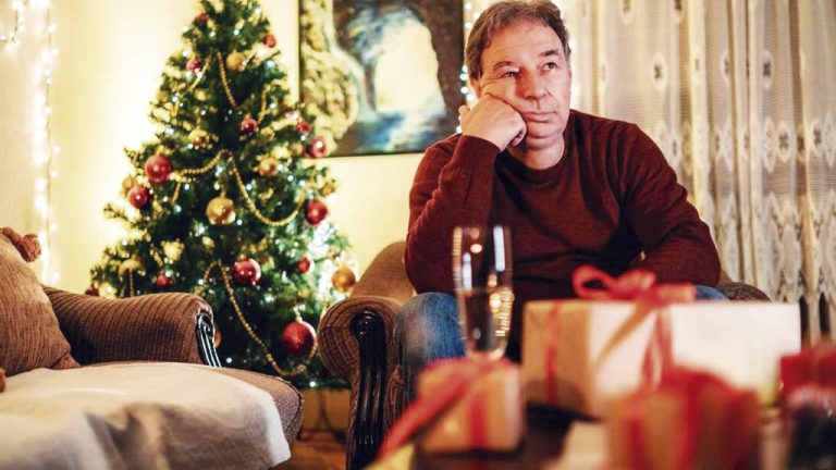 Especialista advierte impacto emocional de la Navidad en personas con pérdidas y soledad