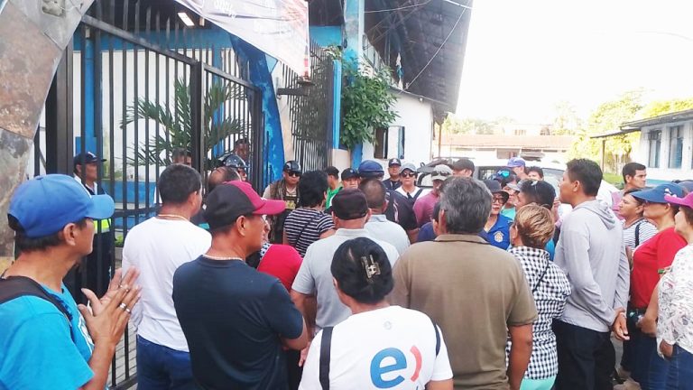 Trabajadores locadores del Municipio de Belén protestan por falta de pago