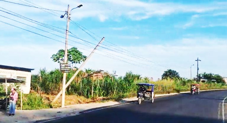 Poste a punto de colapsar genera temor en vecinos del kilómetro 7 de la carretera Iquitos – Nauta