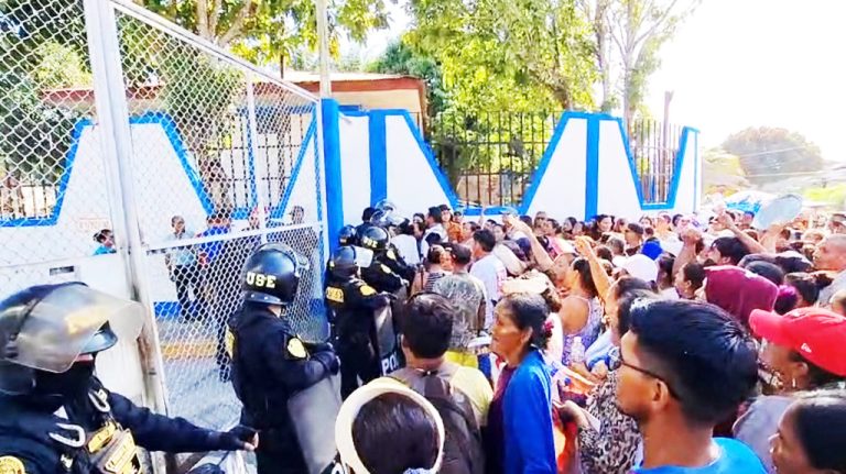 Vecinos protestaron frente al GOREL por paralización de obra de levantamiento de rasante en Belén
