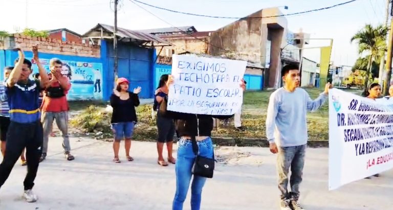 Padres de familia exigen techado de loza deportiva en la I.E. Francisco Secada Vignetta