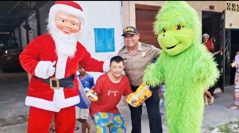 Policías disfrazados de papá Noel y el Grinch llevaron alegría