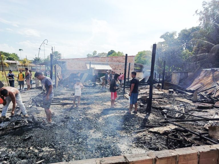 Cuatro viviendas quedan en cenizas