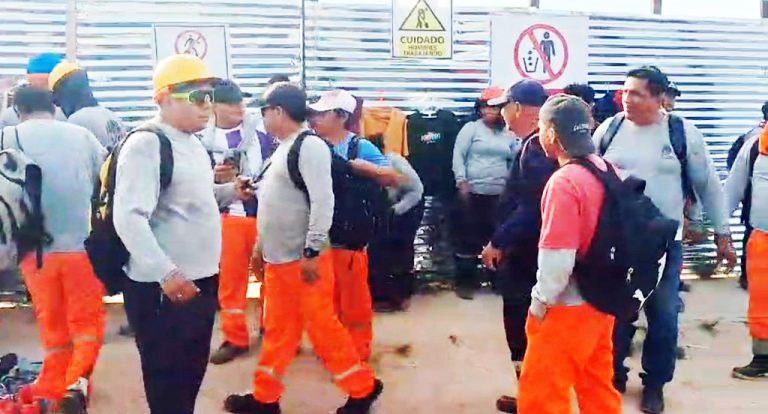 Obreros paralizan obra de la plaza del Terminal por sueldos impagos