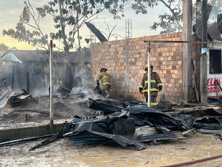 Voraz incendio deja 17 viviendas destruidas y decenas de familias damnificadas en Belén