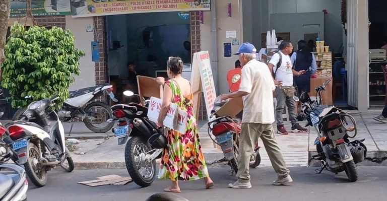 Adultos mayores protagonizan tensa discusión