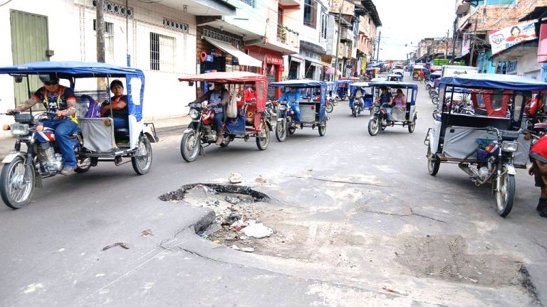 Hundimiento de pista pone en riesgo a vecinos y conductores en la calle Arica de Belén