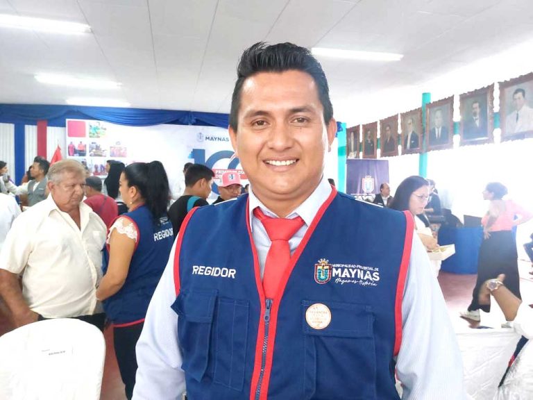 Regidor cuestiona retiro de paraguas decorativos en la Alameda de Iquitos por fallas técnicas